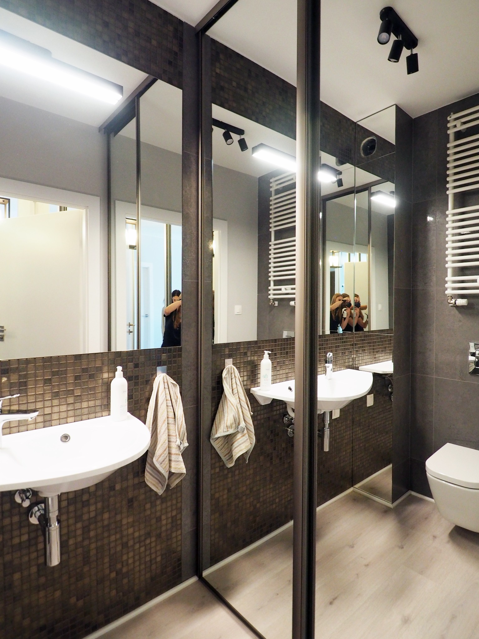 Łazienka z szafą z lustrzanymi drzwiami przesuwnymi, apartament we Wrocławiu