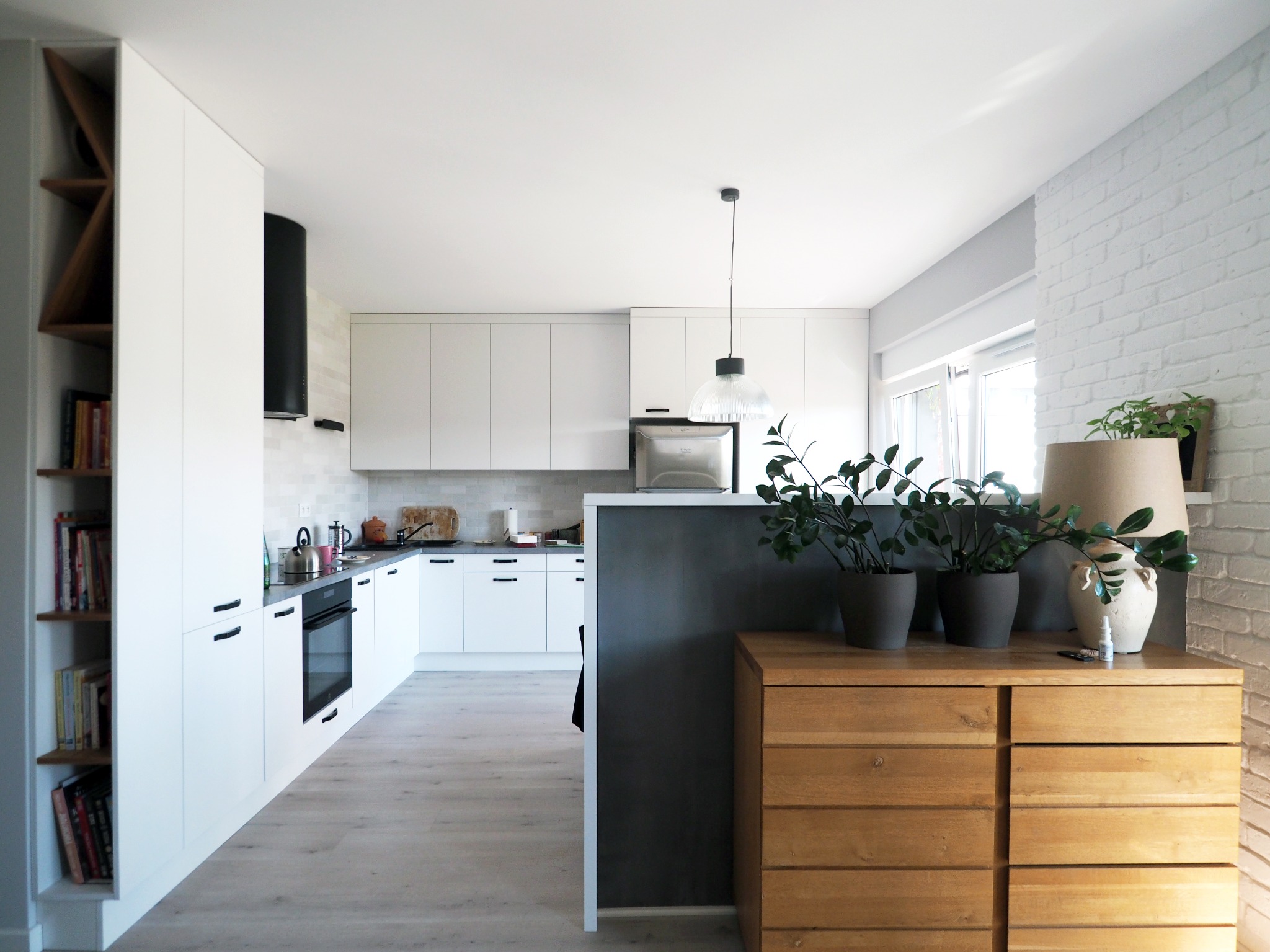 Kuchnia otwarta na salon, apartament we Wrocławiu.