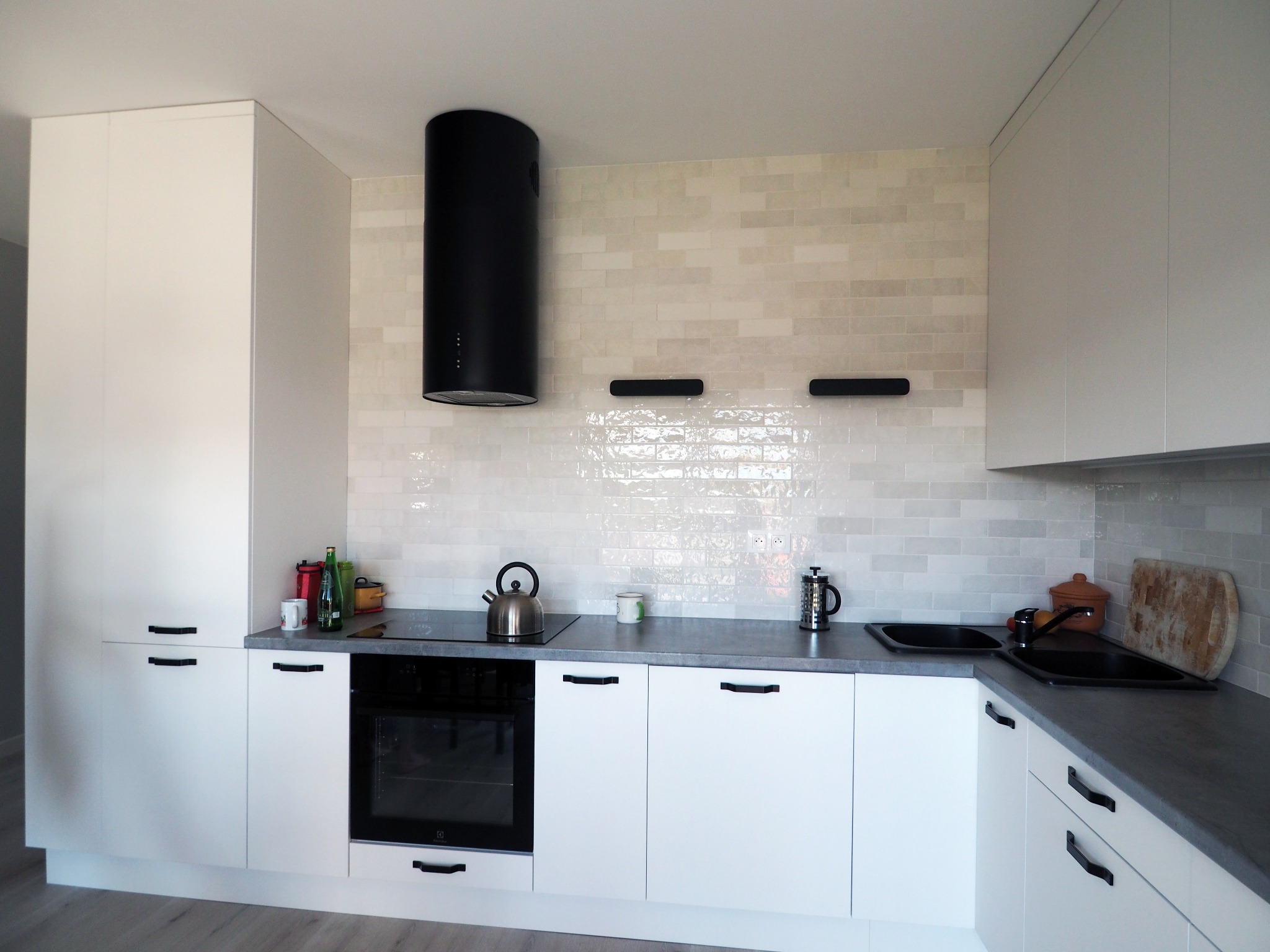 Jasna kuchnia w apartamencie we Wrocławiu.