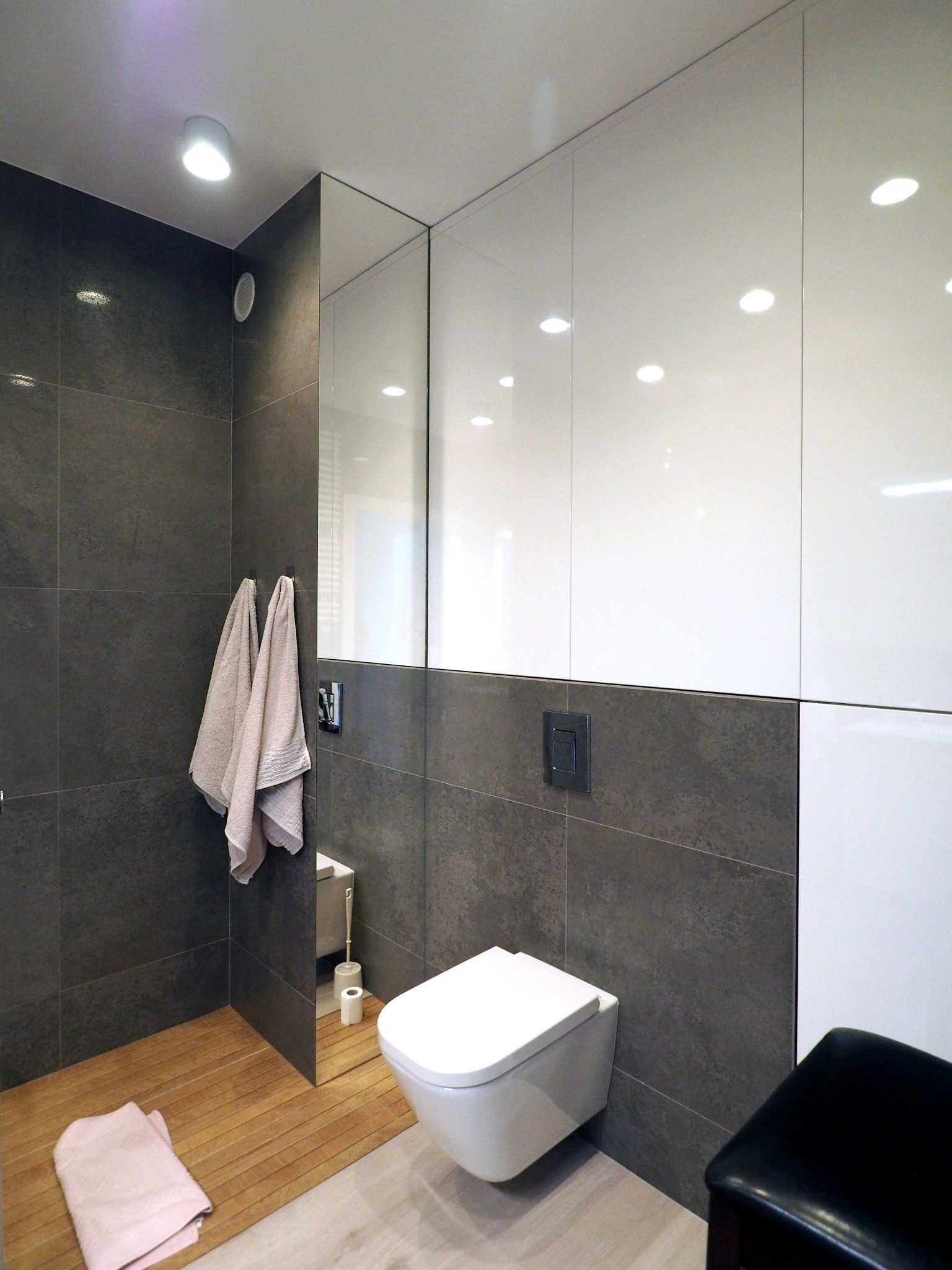 Łazienka z prysznicem w apartamencie we Wrocławiu