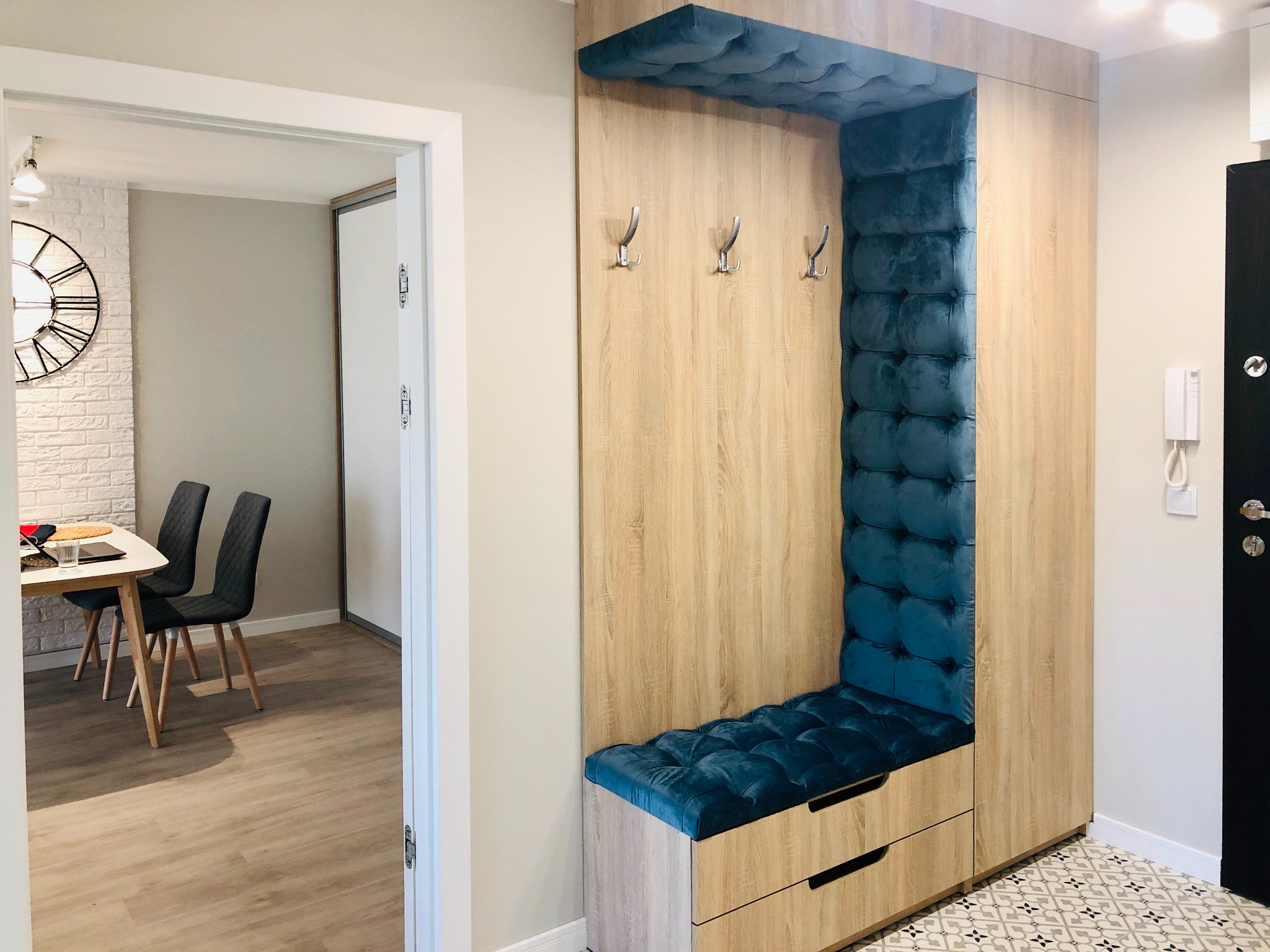 Zabudowa przedpokoju w mieszkaniu na wynajem, Dolny Śląsk