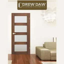 Brązowe drzwi wewnętrzne z czterema szklanymi panelami, widoczne na tle salonu z drewnianą podłogą i beżową sofą.