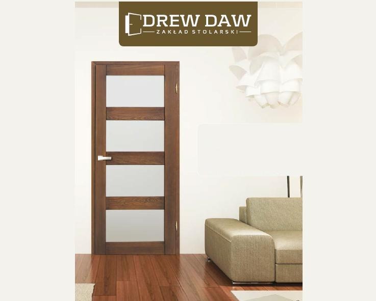 Brązowe drzwi wewnętrzne z czterema szklanymi panelami, widoczne na tle salonu z drewnianą podłogą i beżową sofą.