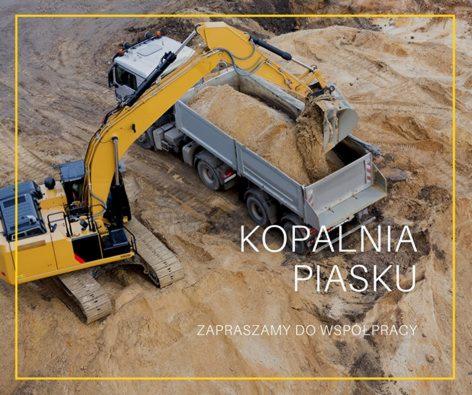 Żółta koparka ładuje piasek do wywrotki na terenie kopalni piasku, widok z góry.