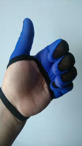 Dłoń w niebieskiej rękawicy z czarnymi wstawkami na palcach, kciuk uniesiony w górę, na białym tle.