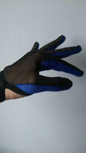 Dłoń w czarno-niebieskiej, siateczkowej rękawiczce na tle gładkiej, jasnej ściany.