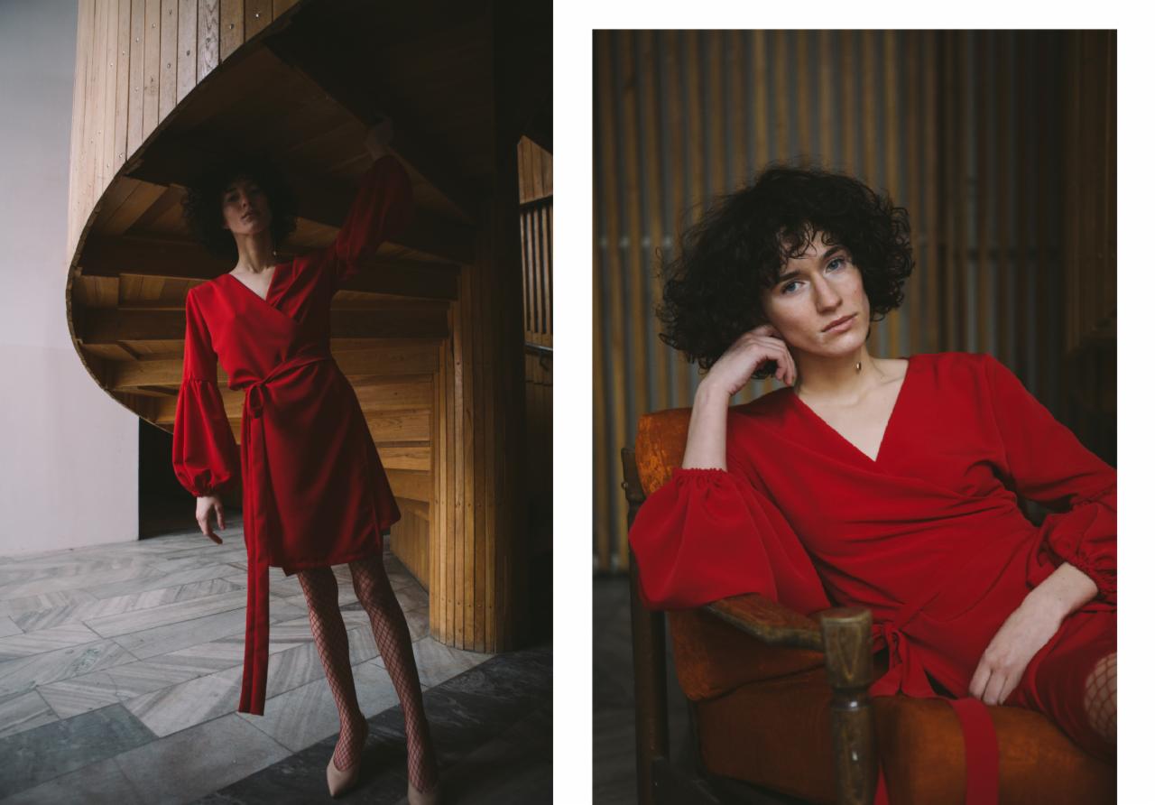 Dwa ujęcia modelki w czerwonej sukience z balonowymi rękawami: jedno przy drewnianej spiralnej klatce schodowej, drugie w fotelu na tle drewnianej ściany.