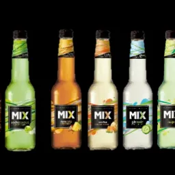 Szeroki wybór kolorowych butelek z gotowymi drinkami Mix o różnych smakach, na czarnym tle.