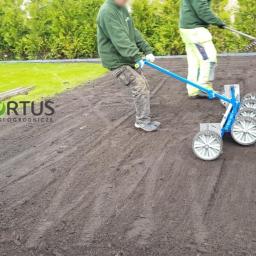 	 W swoich pracach stosujemy profesjonalny sprzęt do przygotowania terenu pod założenie przyszłego trawnika- niwelator ręczny .