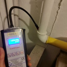 DRENIK INSTALACJE Tomasz Drenikowski - Pomiar stężenia gazu w instalacji detektorem EDG-1. Żółty gazociąg przy ścianie. Urządzenie wskazuje wartość powyżej 25% DGW. Kontrola szczelności instalacji gazowej.