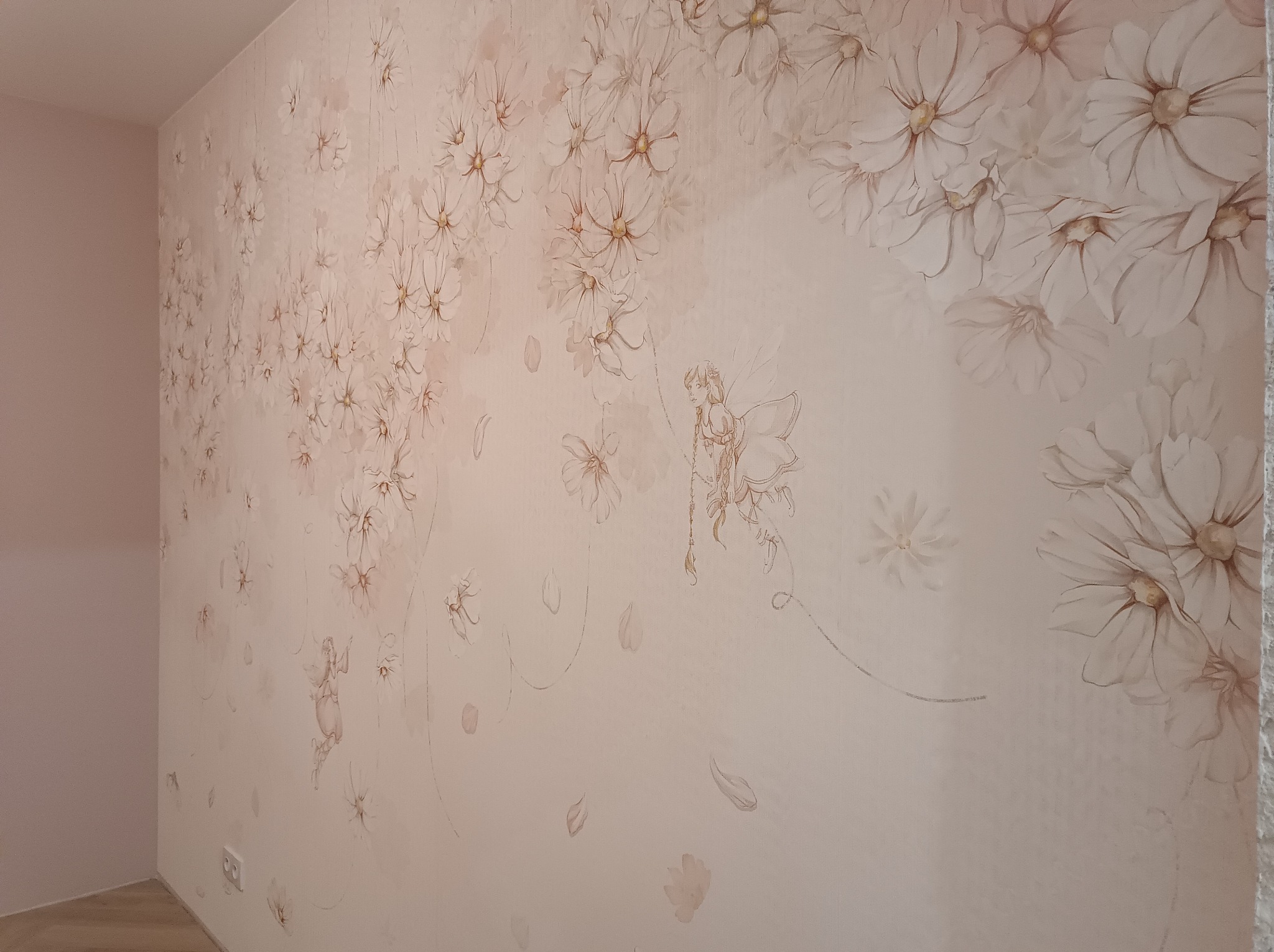 Ściana z delikatnym, kwiatowym wzorem w odcieniach beżu i bieli, wykonana w Zwierzyńcu. Subtelny motyw kwiatowy dodaje wnętrzu elegancji i świeżości.