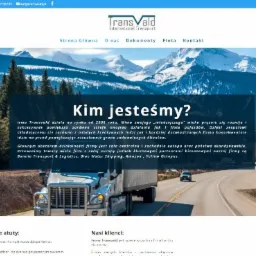 Strona internetowa firmy transportowej TransVald z widocznym nagłówkiem, menu, tekstem o firmie i zdjęciem ciężarówki na tle górskiego krajobrazu.