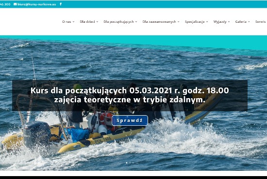 Strona internetowa szkoły nurkowania z kursem dla początkujących, łódź motorowa na wzburzonym morzu w tle.
