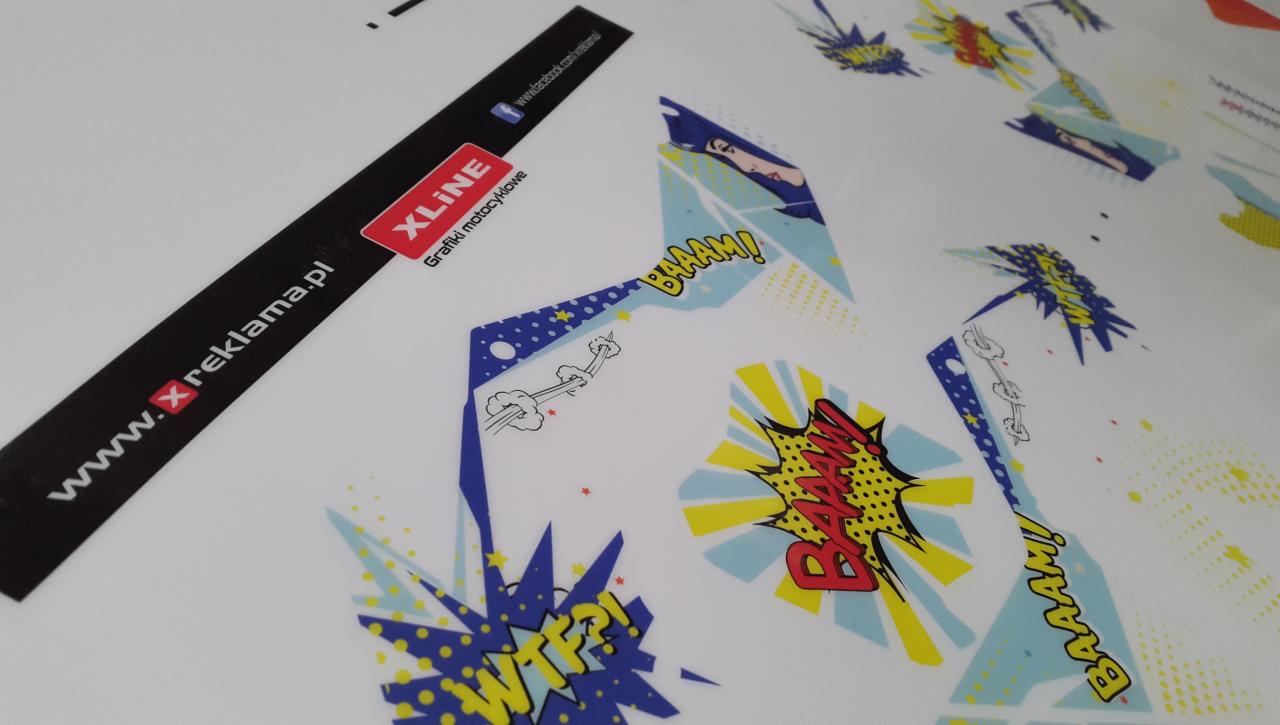 Arkusze z grafikami motocyklowymi w stylu komiksowym, zawierające napisy 'BAAAM!', 'WTF?', logo firmy 'XLINE Grafiki motocyklowe' oraz adres strony www.xreklama.pl.