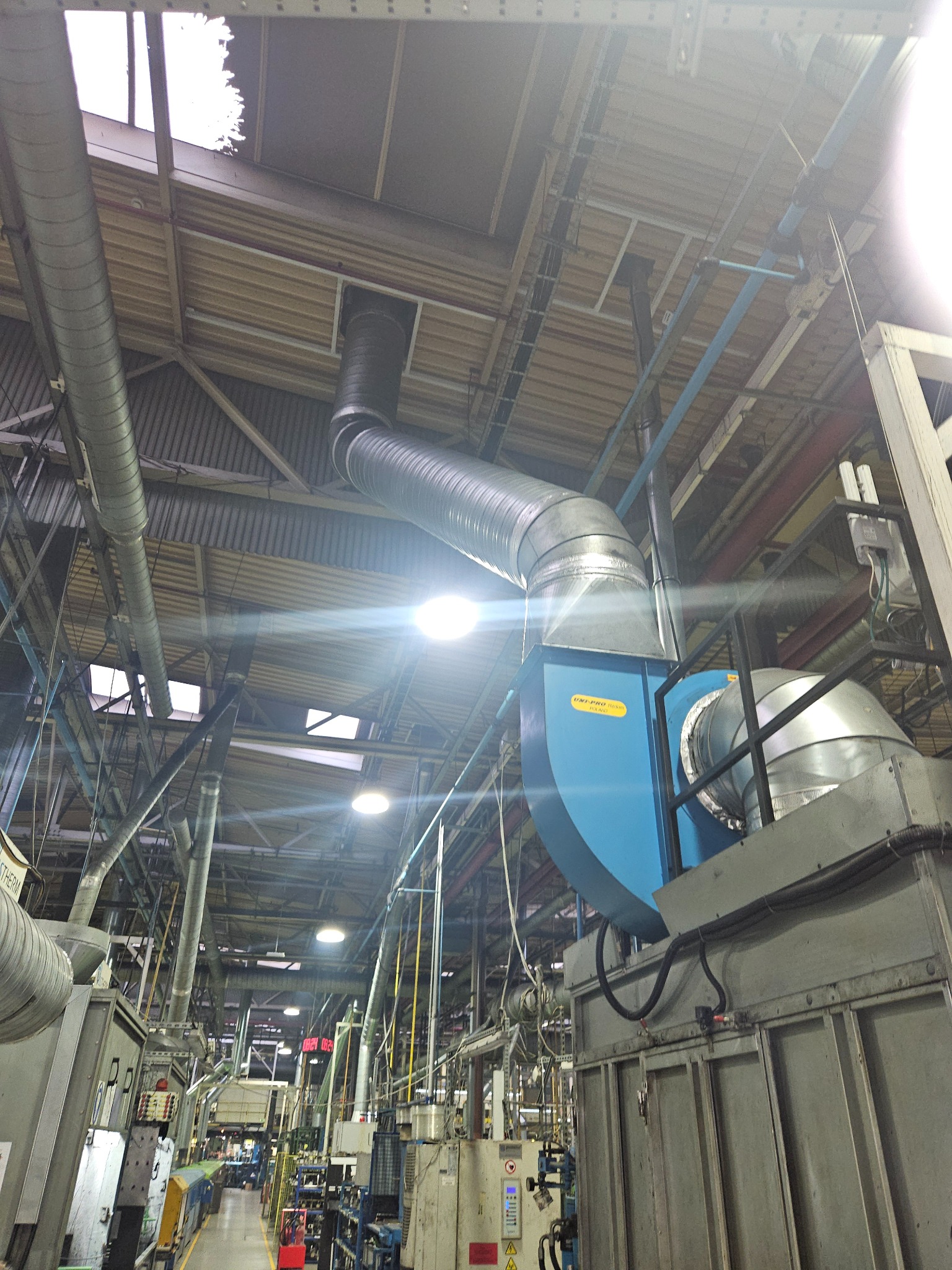 Montaż komina spalinowego z lakierni