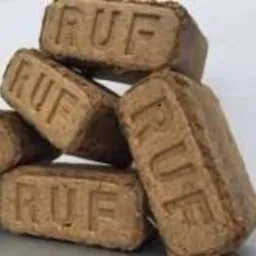 Ułożony stos sześciu kostek brykietu RUF z widoczną fakturą i napisem RUF na każdej kostce, na jasnym tle.