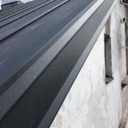 Wiatrownica wykonana bez widocznych wkrętów