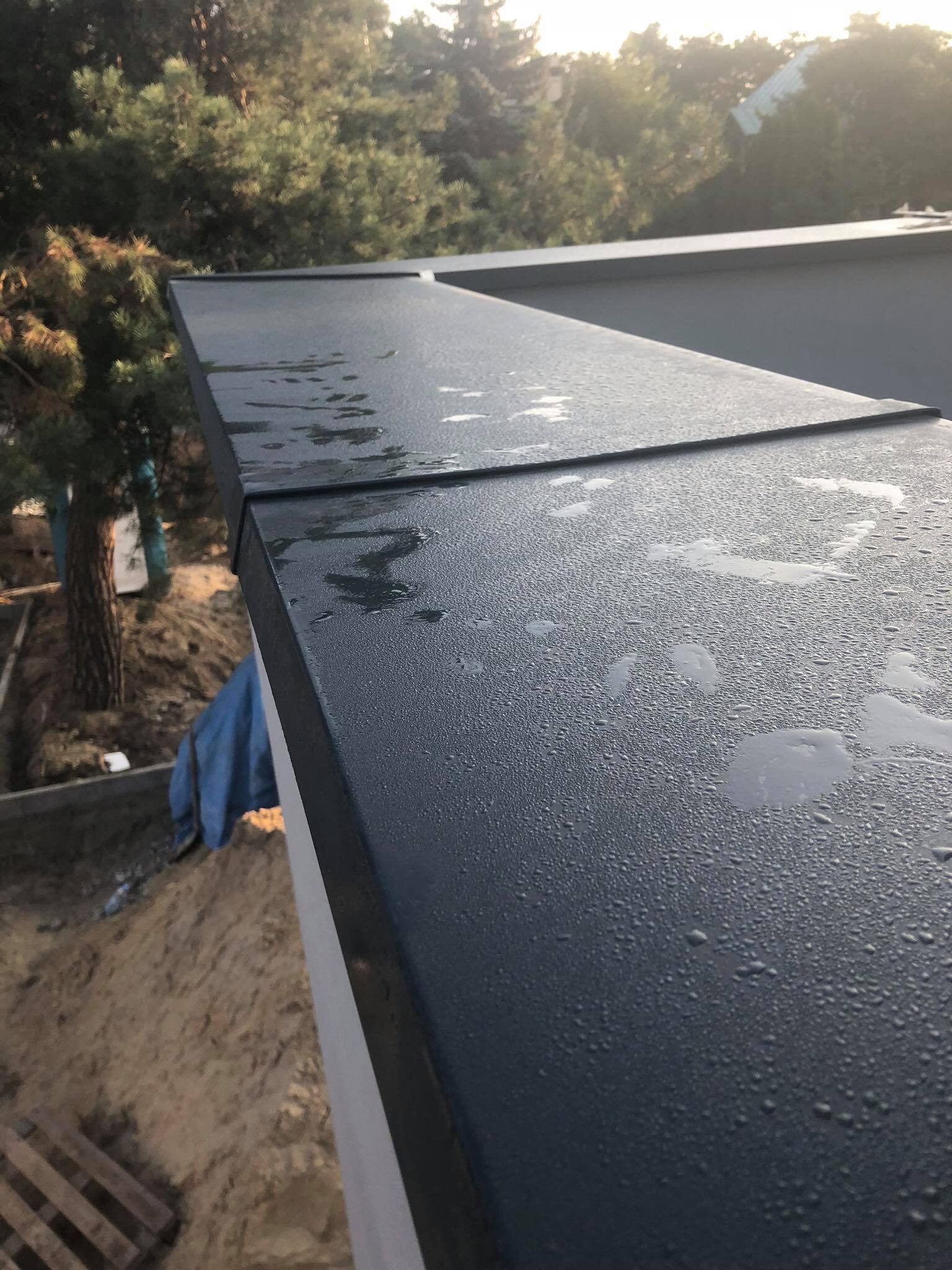 Attyka wykonana bez widocznych wkrętów