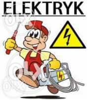 Uśmiechnięty, animowany elektryk w czerwonym kombinezonie biegnie z wkrętakiem w dłoni i skrzynką z narzędziami oraz symbolem ostrzegawczym wysokiego napięcia.