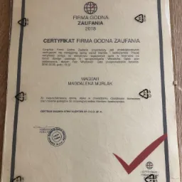 Certyfikat 'Firma Godna Zaufania 2018' w ramce, z pieczęcią i podpisem, potwierdzający nieposzlakowaną opinię wśród klientów i kontrahentów, wydany przez Centrum Badania Opinii Klientów Sp. z o.