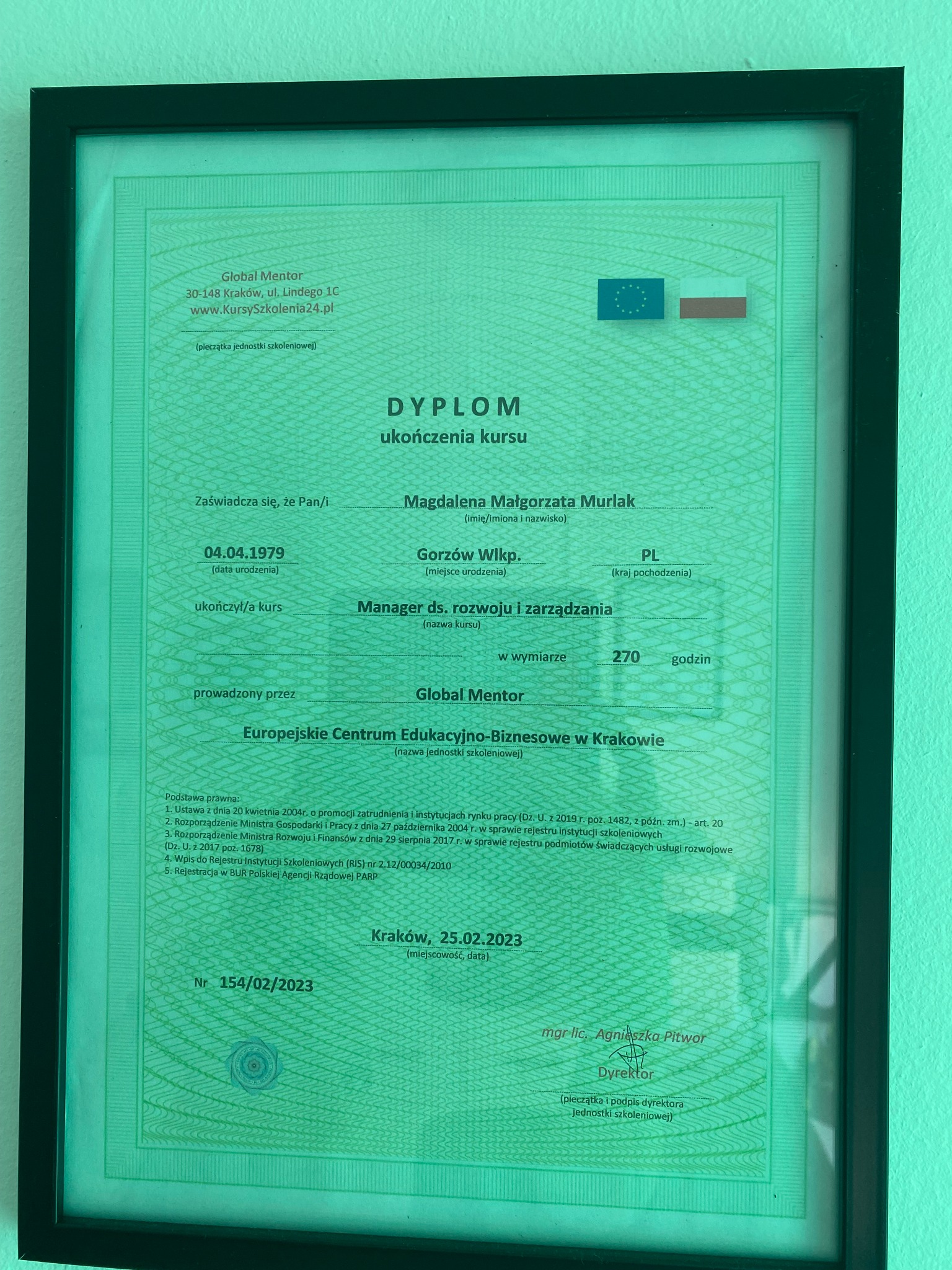 Oprawiony w ramkę dyplom ukończenia kursu Managera ds. rozwoju i zarządzania, wystawiony przez Europejskie Centrum Edukacyjno-Biznesowe w Krakowie dla Magdaleny Małgorzaty Murlak, z widocznymi...