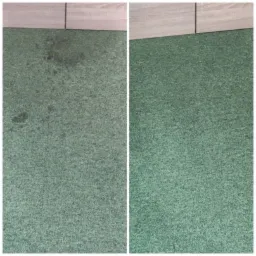 Zielony dywan przed i po czyszczeniu, widoczne plamy po lewej stronie i czysta powierzchnia po prawej, jasne panele podłogowe w tle.