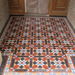 Mozaika  Victorian tiles przy wejsciu. Dom Ridleya Scotta. Wimbledon. 
