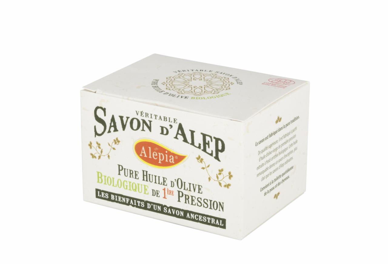 Kartonowe opakowanie mydła Savon d'Alep z napisem 'Pure Huile d'Olive Biologique de 1ere Pression' i logo Alepia na białym tle.