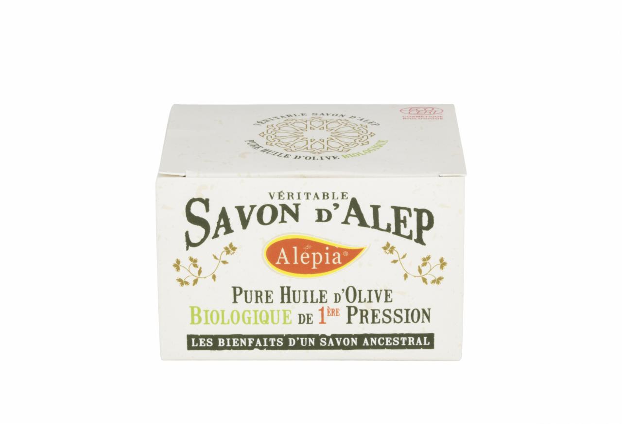 Pudełko mydła Savon d'Alep z napisem 'Véritable Savon d'Alep' i informacjami o składzie: czysta oliwa z oliwek, biologiczne tłoczenie.