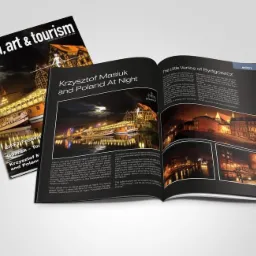 Otwarty magazyn 'Film, Art & Tourism' prezentuje nocne zdjęcia Krzysztofa Masiuka z Bydgoszczy, ukazujące malownicze budynki i odbicia w wodzie. Okładka obok.