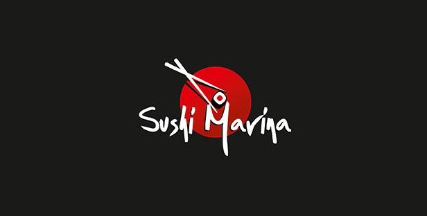Logo Sushi Marina: biały napis kursywą, pałeczki i sushi na czerwonym tle, minimalistyczny design na czarnym tle. Eleganckie i nowoczesne logo restauracji.