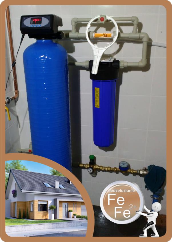 Filtr do wody z niebieską obudową, manometr i instalacja rurowa na tle kafelkowanej ściany. W dolnej części naklejka z grafiką domu i informacją o odżelazianiu wody.