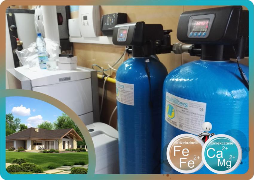 Dwa niebieskie filtry do wody z elektronicznymi wyświetlaczami, obok piec CO, butelka wody i grafika z symbolem odżelaziania i zmiękczania wody.