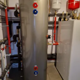 Kotłownia oparta na gruntowej pompie ciepła marki Stiebel Eltron, zbiornik ze stali nierdzewnej marki Proecology.