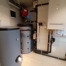 Instalacja c.o. oparta na powietrznej pompie ciepła typu split, marki Samsung.