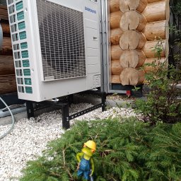 Powietrzna pompa ciepła typu split, marki Samsung.