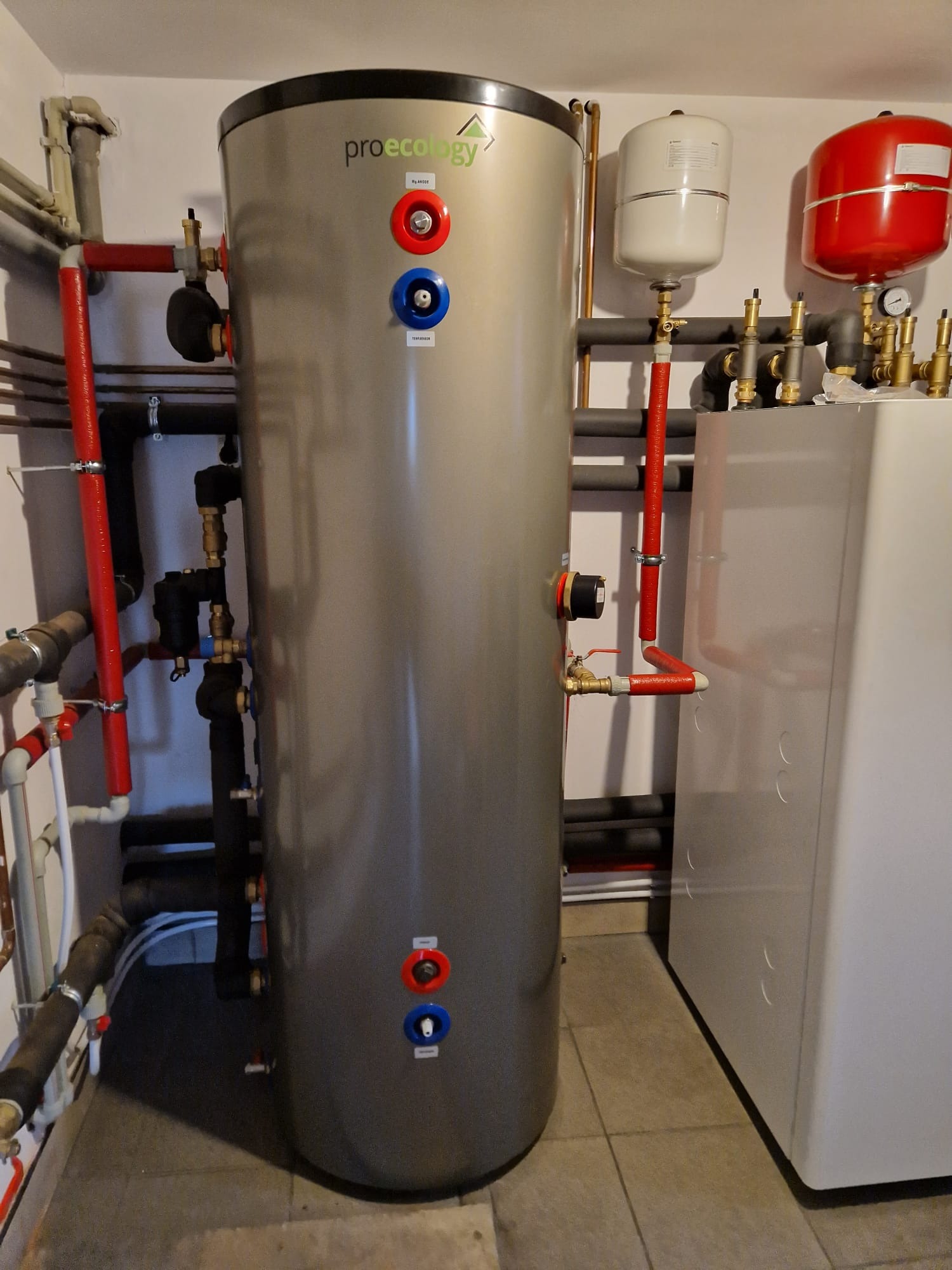 Kotłownia oparta na gruntowej pompie ciepła marki Stiebel Eltron, zbiornik ze stali nierdzewnej marki Proecology.