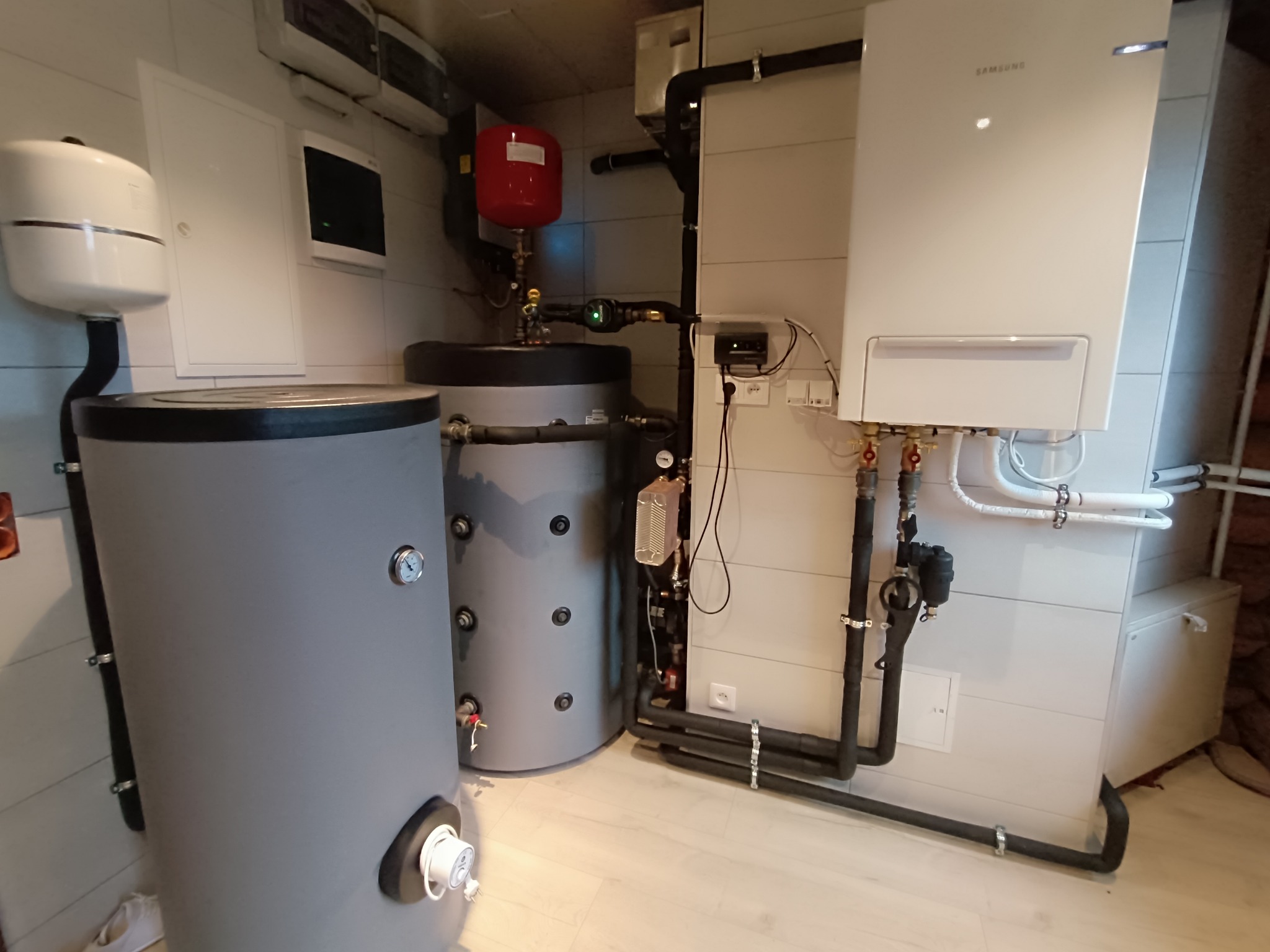 Instalacja c.o. oparta na powietrznej pompie ciepła typu split, marki Samsung.