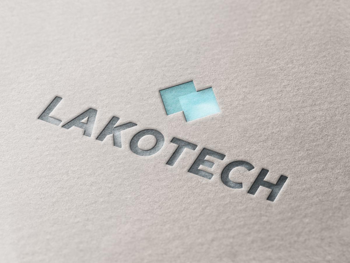 Logo firmy LAKOTECH wytłoczone na teksturowanym papierze, z dwoma turkusowymi kwadratami powyżej napisu.