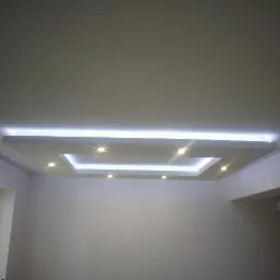 Nowoczesny sufit podwieszany z oświetleniem LED w kształcie kwadratu, widok z dołu.