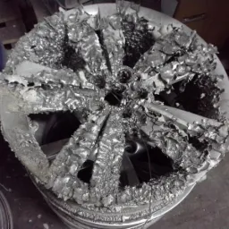 proces usuwania lakieru z felgi aluminiowej