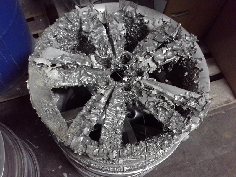 proces usuwania lakieru z felgi aluminiowej