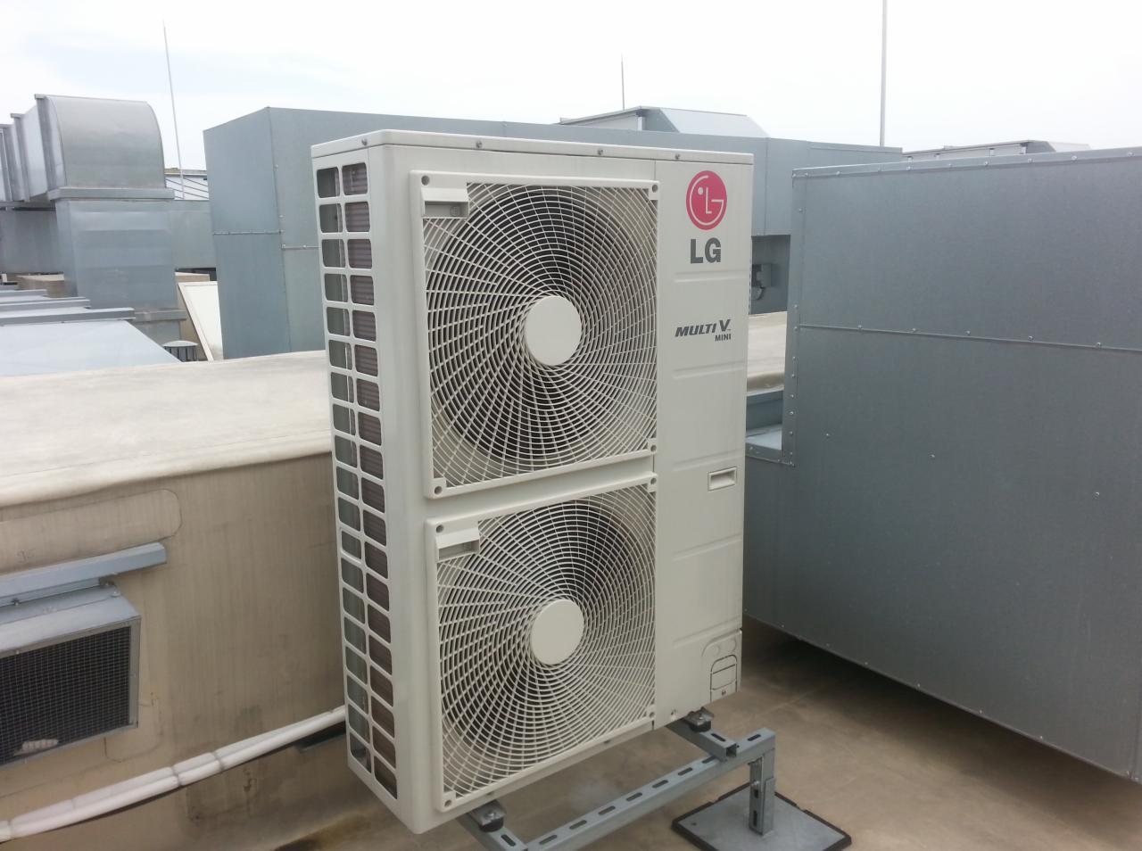 Zewnętrzna jednostka klimatyzacji LG Multi V Mini, zamontowana na dachu budynku z widocznymi elementami wentylacji.