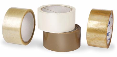 Cztery rolki taśmy klejącej: przezroczysta, brązowa i biała, ułożone obok siebie na białym tle.