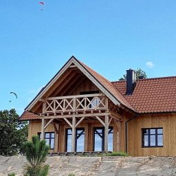 Budynek mieszkalny jednorodzinny, konstrukcja murowana, obicie deski szalowe, więźba dachowa oraz taras drewno szlifowane i impregnowane bezbarwnie, dachówka ceramiczna, kominy obłożone blachą powlekaną.