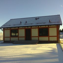 Budynek leśniczówki w miejscowości Kurki, murowany, imitacja muru pruskiego bale 18cmx18cm, pokrycie dachówka ceramiczna.