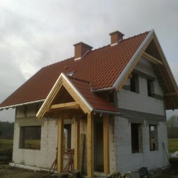 Budynek mieszkalny jednorodzinny murowany, dachówka ceramiczna, elementy drewniane szlifowane i impregnowane bezbarwnie.