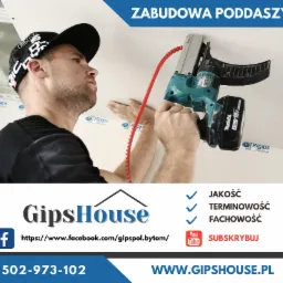 Monter w czapce z daszkiem, mocuje płytę kartonowo-gipsową do sufitu podwieszanego za pomocą wkrętarki automatycznej Makita z magazynkiem na wkręty, widoczna taśma z nadrukiem Rigips.