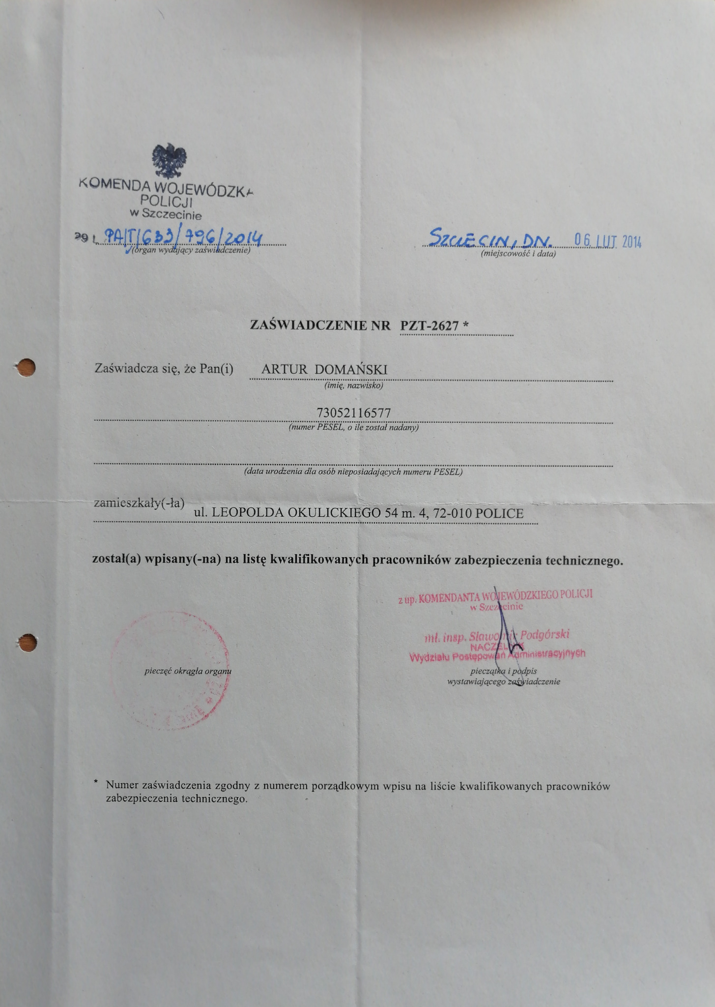 Skan zaświadczenia o wpisie na listę kwalifikowanych pracowników zabezpieczenia technicznego, wydanego przez Komendę Wojewódzką Policji w Szczecinie dla Artura Domańskiego, z pieczęcią i podpisem.