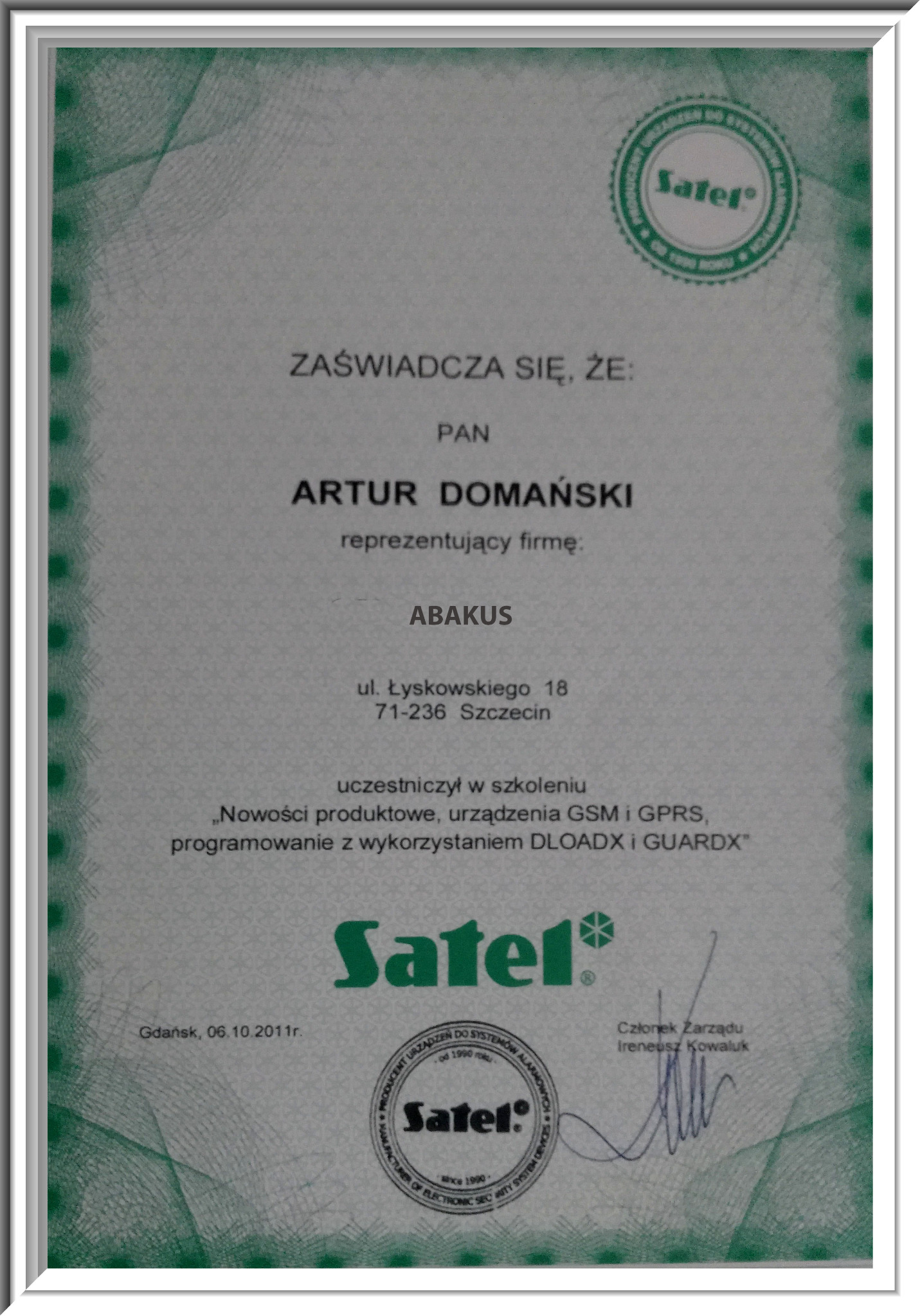 Certyfikat firmy Abakus dla Artura Domańskiego za uczestnictwo w szkoleniu z zakresu nowości produktowych, urządzeń GSM i GPRS, programowania z wykorzystaniem DLOADX i GUARDX, wydany przez Satel...